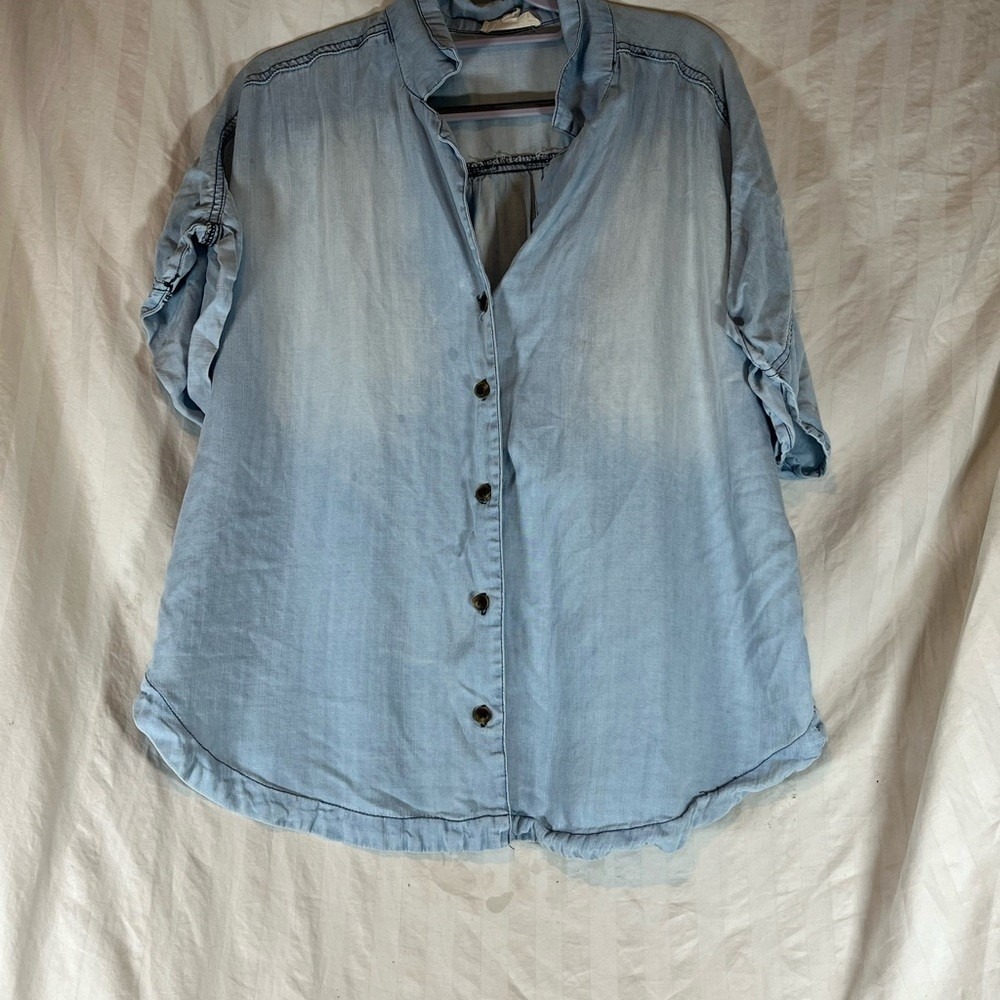 Easel Los Angeles Women Blue Chambray Short Sleeve Button Down Shirt Size M
